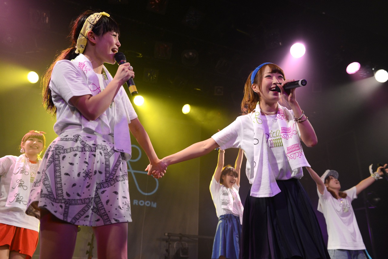 手をつなぐNegiccoリーダーNao☆（手前左）とEspeciaリーダー冨永悠香（手前右）。