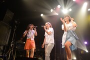 左から森絵莉加（Especia）、三瀬ちひろ（Especia）、Kaede（Negicco）。