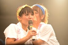 NegiccoリーダーNao☆（左）に耳打ちするEspeciaリーダー冨永悠香