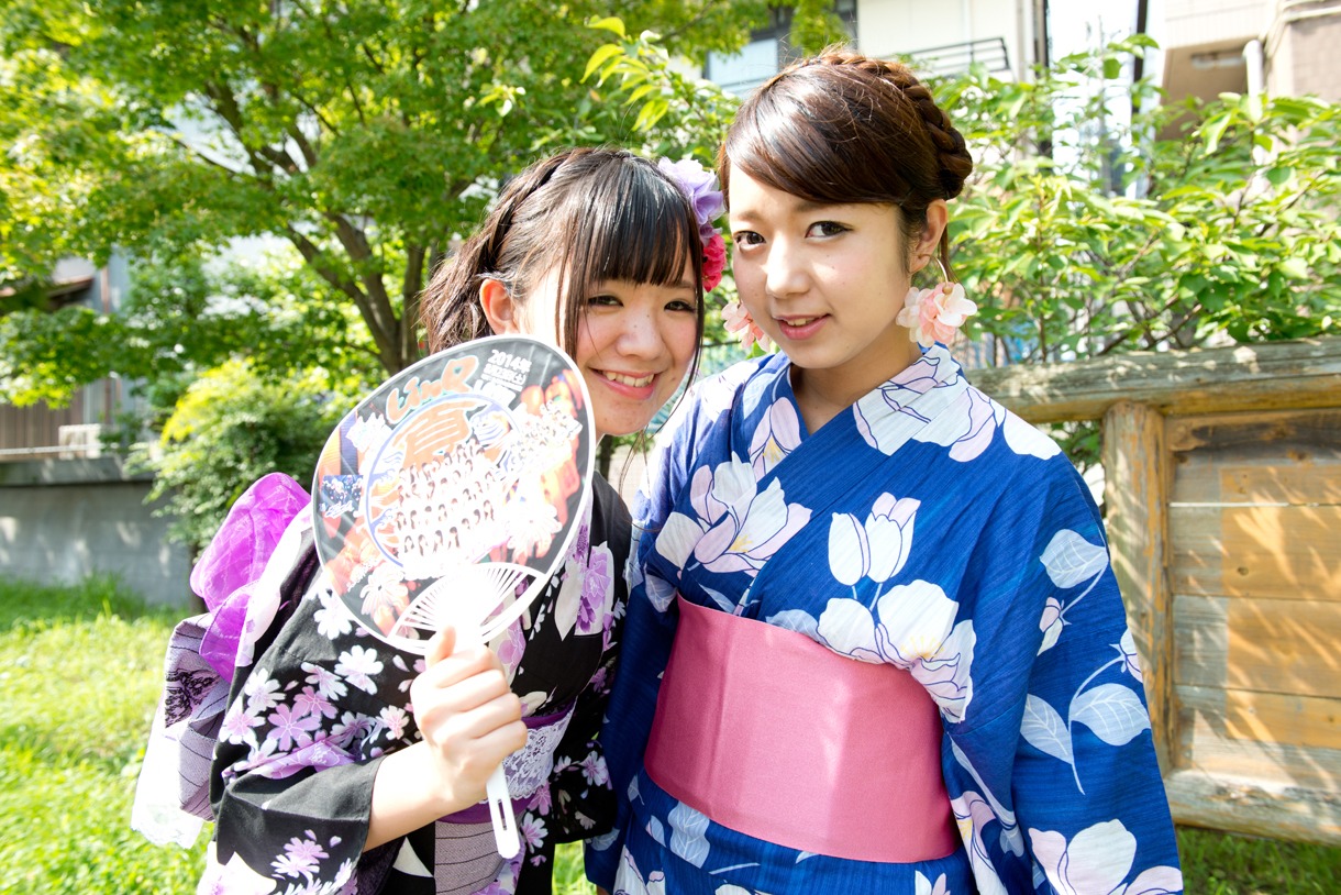 左から水野真里菜、大庭彩歌。