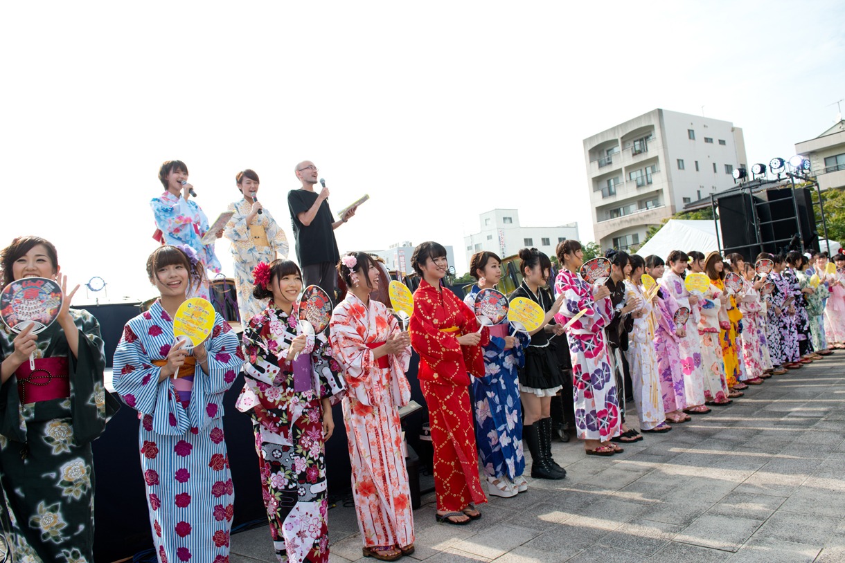 「LinQ夏祭り2014」オープニングの様子。