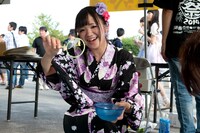 金魚すくいをする水野真里菜。