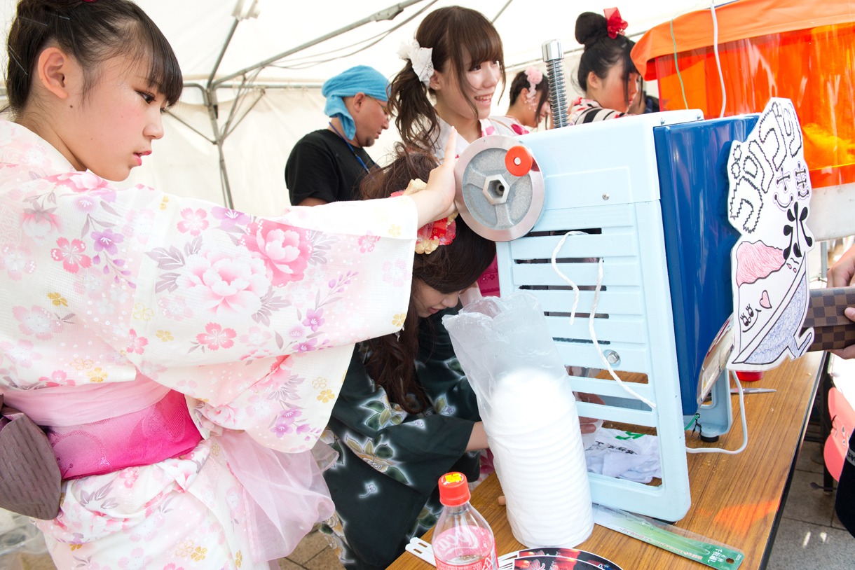 かき氷とわたあめを作る大石芽依、由地成美、木村早希、志良ふう子。