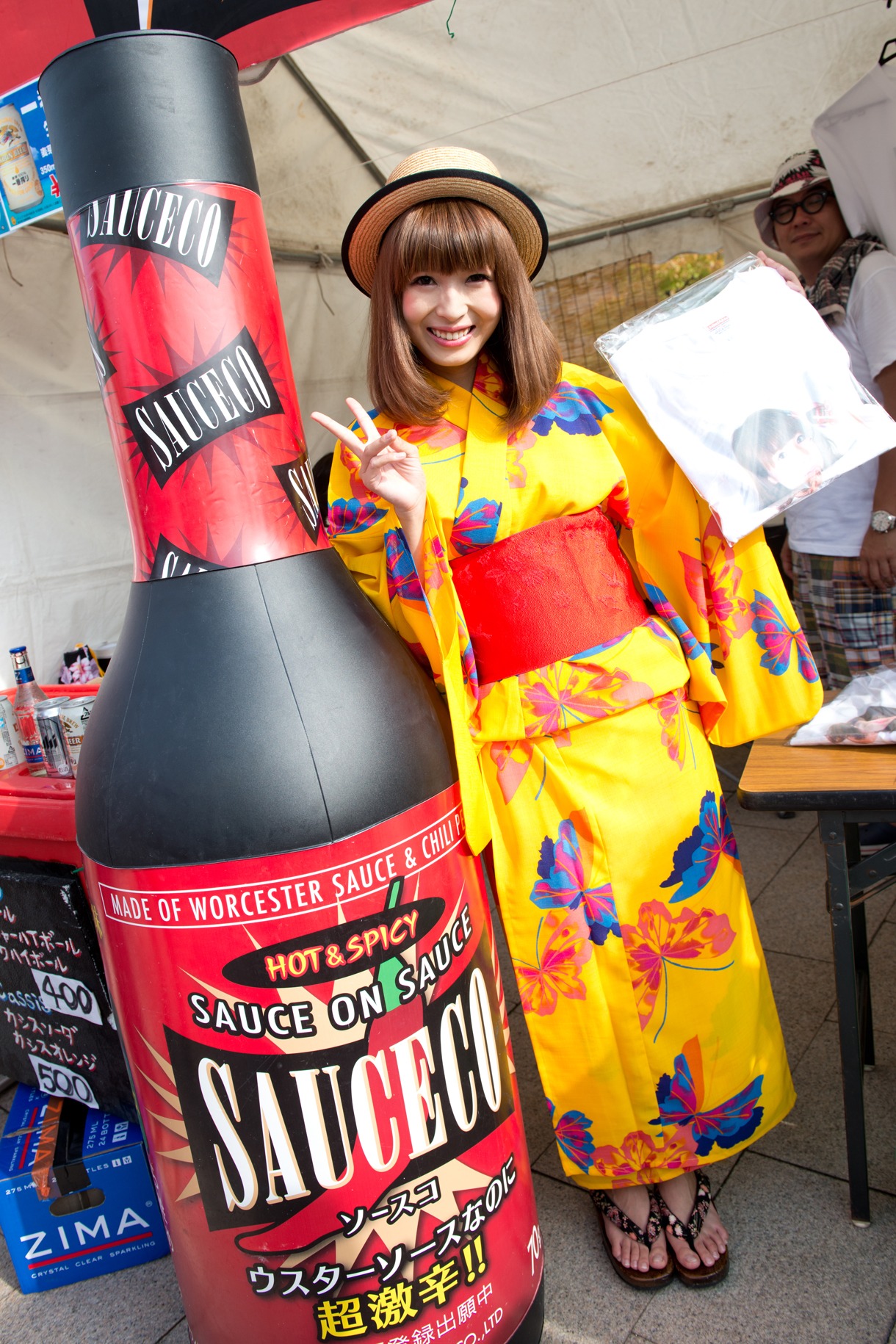 ソースコをアピールする杉本ゆさ。