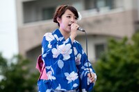 カラオケ大会に出場する大庭彩歌。