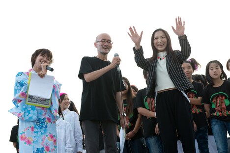 久しぶりのパフォーマンスを披露し大歓声に包まれる上原あさみ。