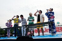 ラムネ早飲み大会の様子。