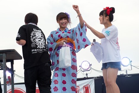 ラムネ早飲みで優勝する坂井朝香。