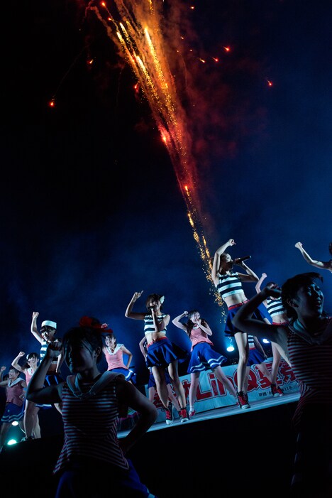 LinQによるライブパフォーマンスの様子。