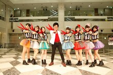 「VICTORY」リリースイベントに登場した水木一郎とキメポーズをとるpalet。