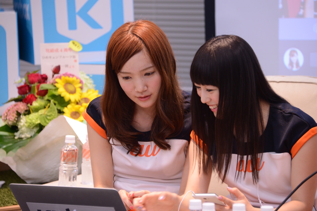 チャットをチェックする谷尾桜子、岡本真依。