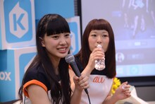 左から奥村真友里、河野穂乃花。