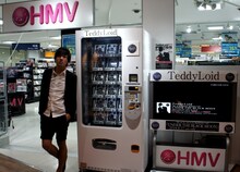 ワンコインCD専用自販機と記念撮影をするTeddyLoid。