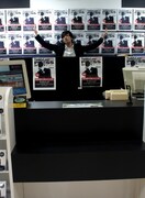 HMV大宮アルシェ店内でDJプレイをするTeddyLoid。