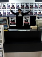 HMV大宮アルシェ店内でDJプレイをするTeddyLoid。