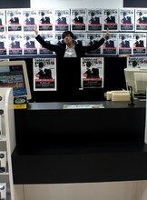 HMV大宮アルシェ店内でDJプレイをするTeddyLoid。