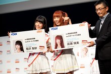 名刺をアピールする相沢梨紗、成瀬瑛美。