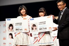 名刺をアピールする夢眠ねむ、藤咲彩音。