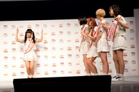 体で“u”の文字を表現する古川未鈴。