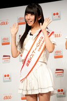 auスマートパス宣伝担当の相沢梨紗。