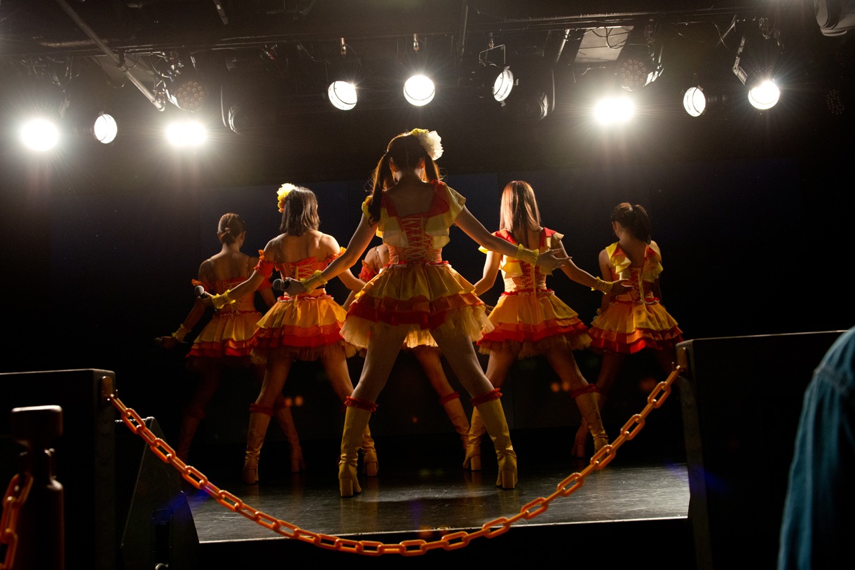 愛乙女★DOLLによる定期公演の様子。