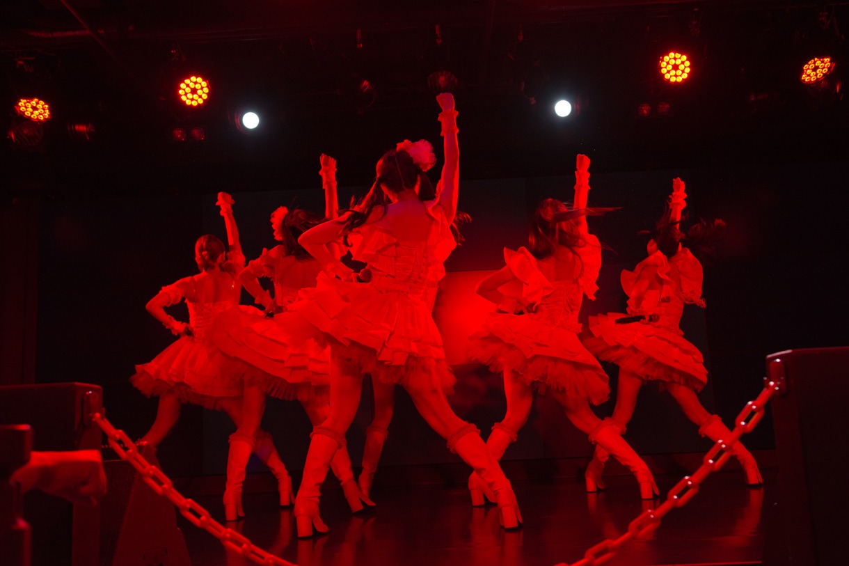 愛乙女★DOLLによる定期公演の様子。
