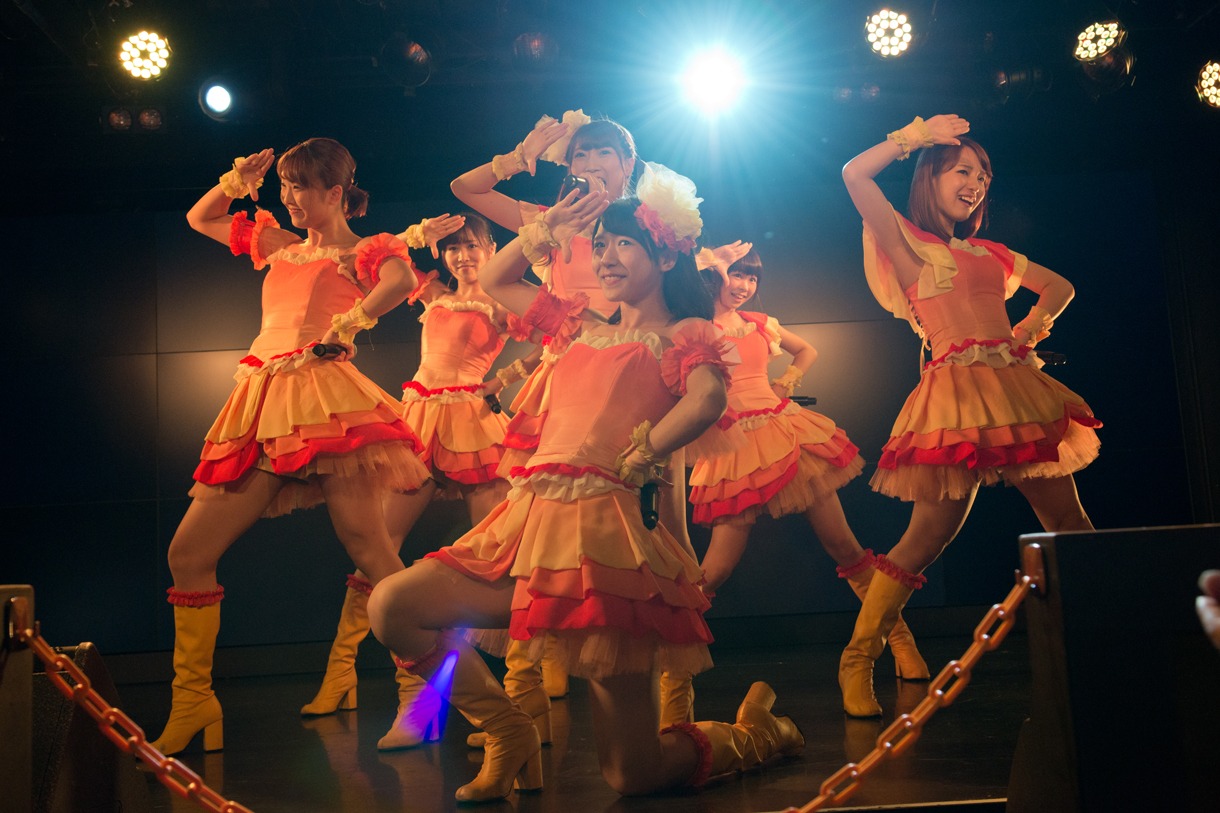 愛乙女★DOLLによる定期公演の様子。