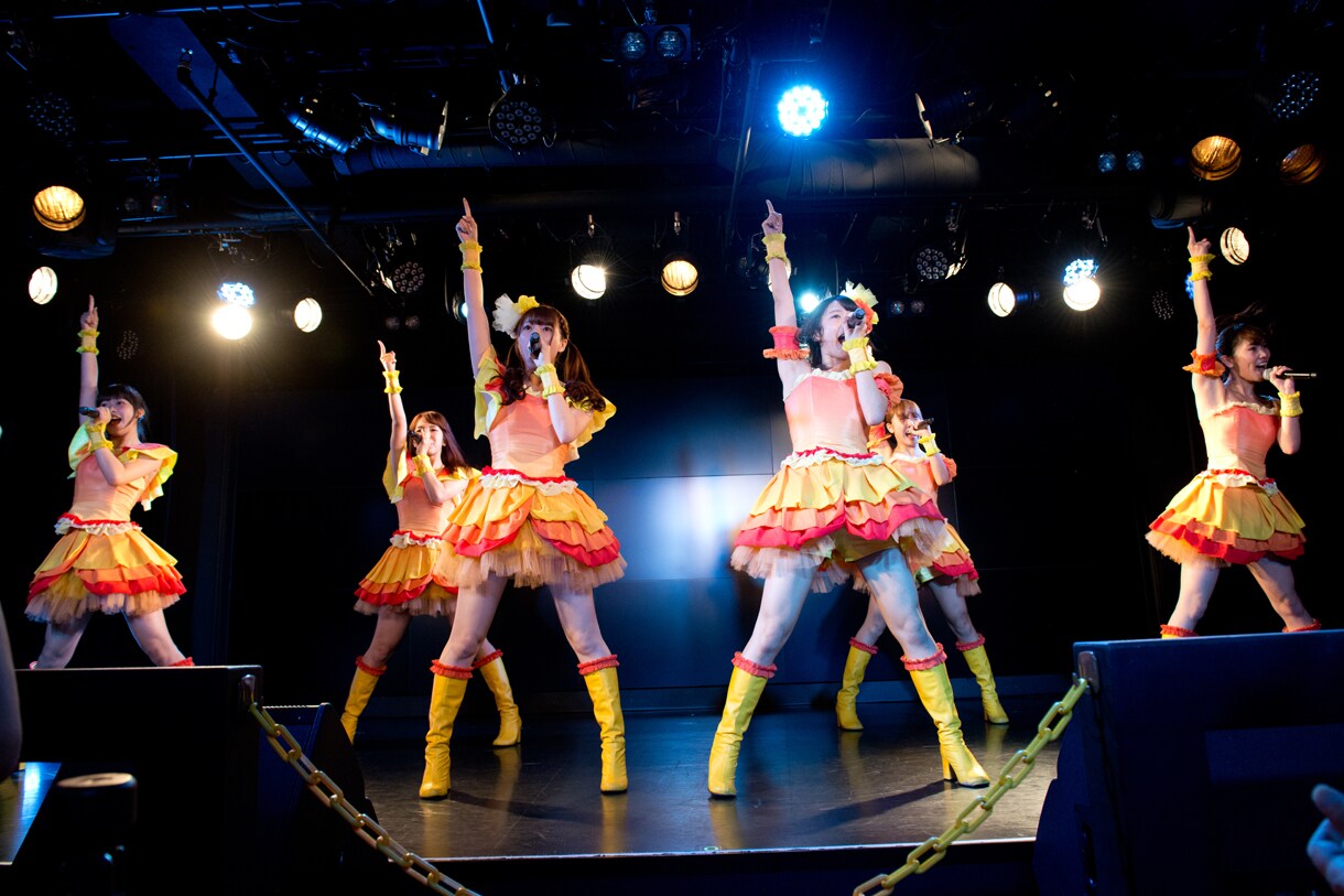 愛乙女★DOLLによる定期公演の様子。