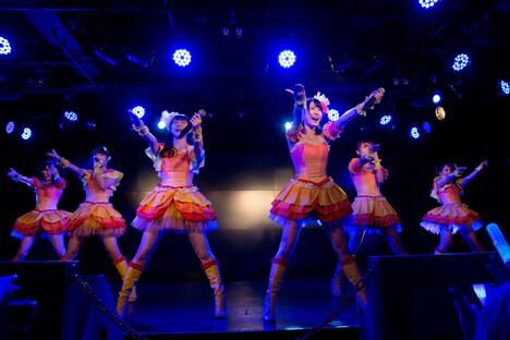 愛乙女★DOLLによる定期公演の様子。