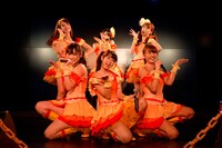 愛乙女★DOLLによる定期公演の様子。