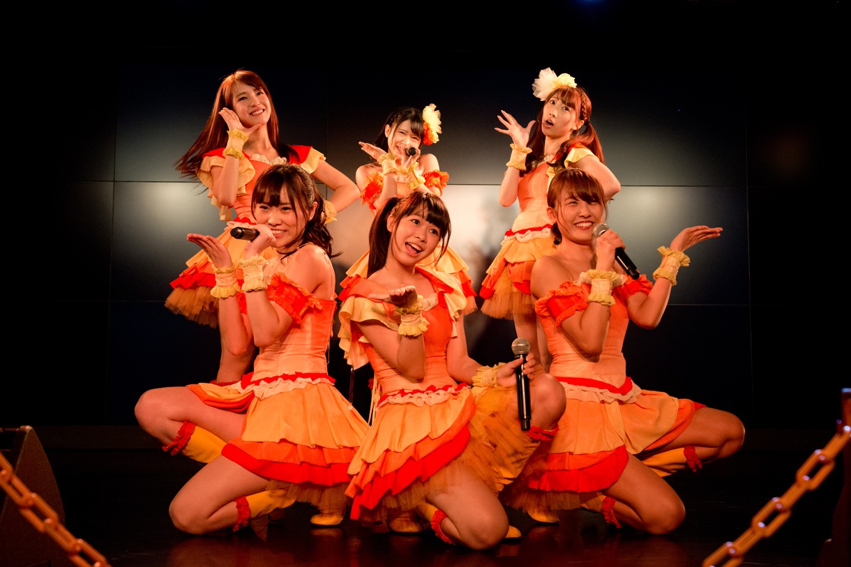 愛乙女★DOLLによる定期公演の様子。