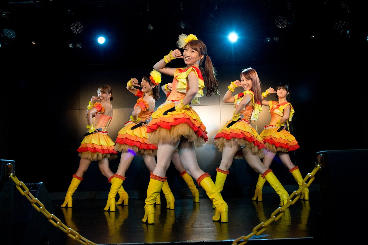 愛乙女★DOLLによる定期公演の様子。