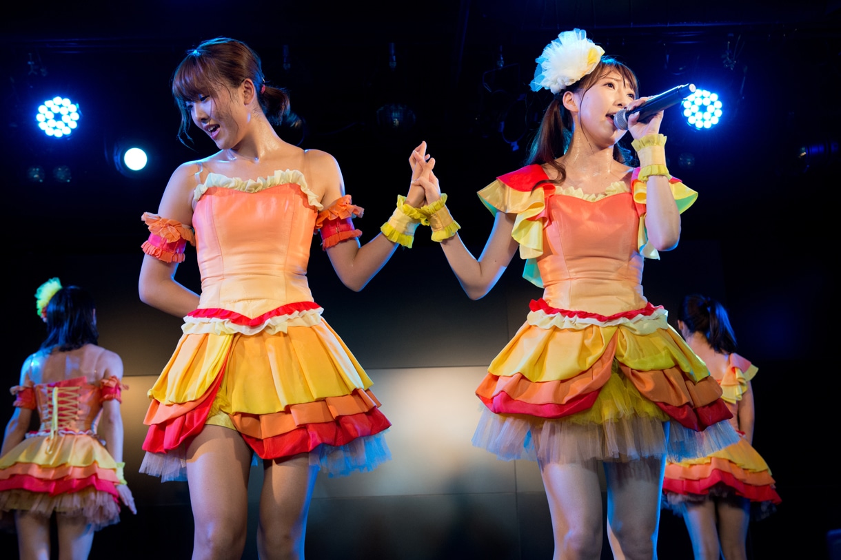 愛乙女★DOLLによる定期公演の様子。