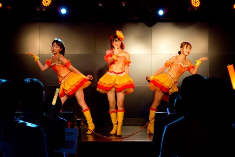 佐野友里子、都築かな、岩崎夢生による「少女アステリア」歌唱の様子。