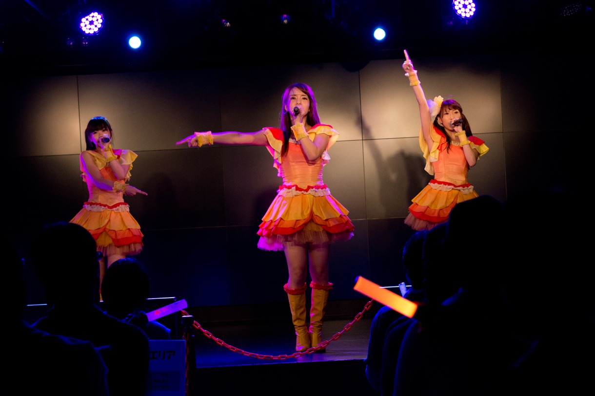 ハルナ、芦崎麻耶、愛迫みゆによる「サヨナラと君が言った」歌唱の様子。