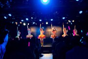 愛乙女★DOLLによる定期公演の様子。