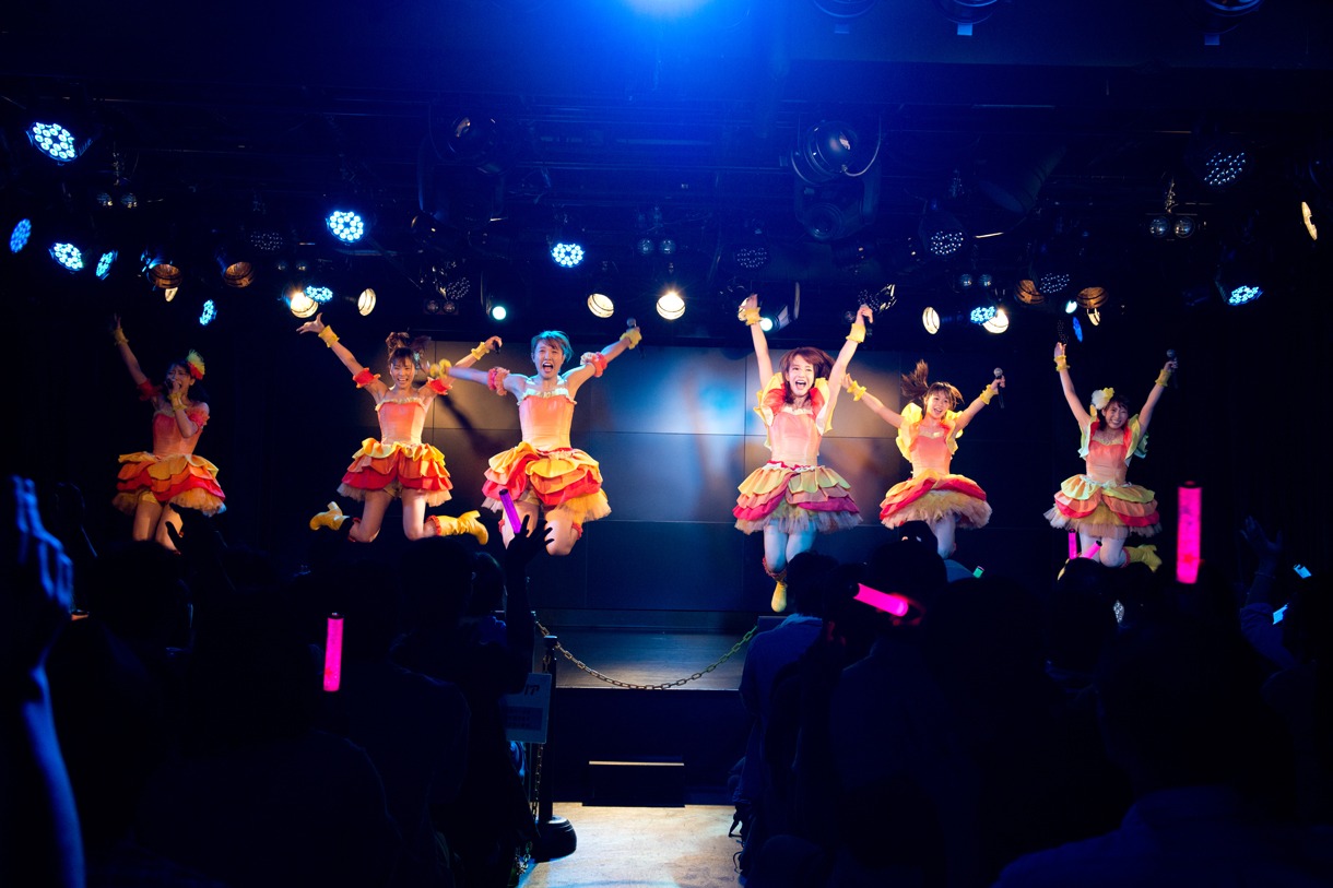 愛乙女★DOLLによる定期公演の様子。