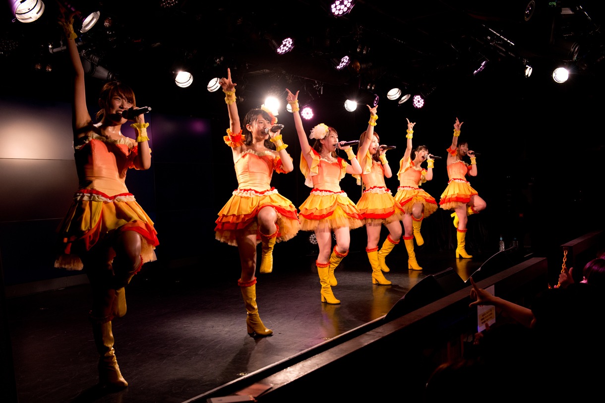 愛乙女★DOLLによる定期公演の様子。