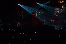 Toshl「CRYSTAL ROCK NIGHT SUMMER LIVE IN DAIBA 未来をEYEしてるゼ」のライブの様子。