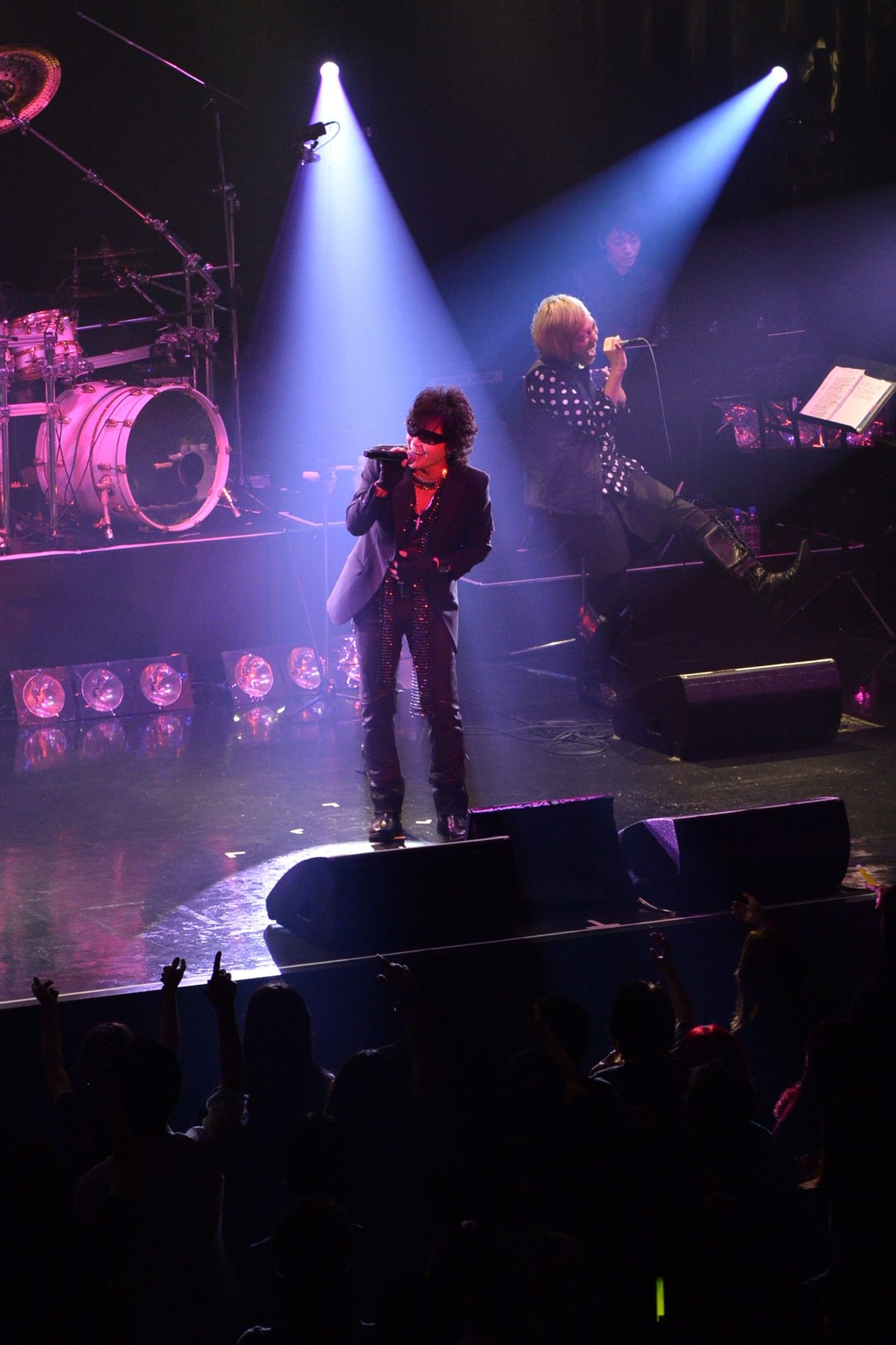 Toshl「CRYSTAL ROCK NIGHT SUMMER LIVE IN DAIBA 未来をEYEしてるゼ」のライブの様子。