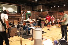 「復活のヤッサ!!」へ向けリハーサルを行うウルフルズ。