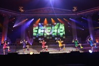 「いいくらし」を披露するチームしゃちほこ。