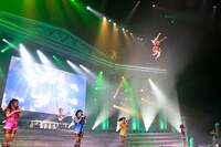 ワイヤーに吊られて宙を舞う秋本帆華（上）。