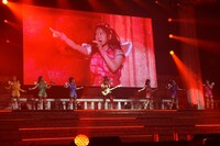 ROLLY（中央）とコラボレーションするチームしゃちほこ。