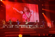 ROLLY（中央）とコラボレーションするチームしゃちほこ。