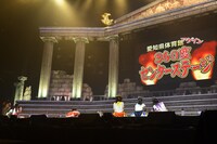 サプライズ発表を見つめるメンバー。