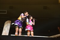 大黒柚姫（左）と安藤ゆず（右）の“ゆずゆずコンビ”。