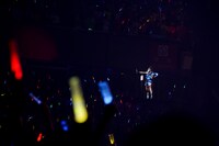 リフターに乗って上昇する咲良菜緒。