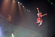 チームしゃちほこ「しゃちサマ2014～神々の祭り～」の様子。宙を舞う秋本帆華。