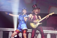 咲良菜緒（左）とROLLY（右）。